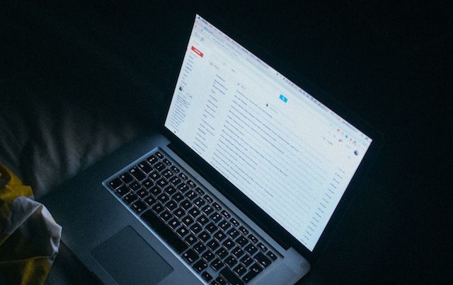 Вот' /></p>
<p>В этом вся прелесть: как только ваш почтовый ящик отсортирован, вам на самом деле не нужно много советов о том, когда и как вам следует обращаться к своей электронной почте. Что касается срочных и важных вещей, вы в конечном итоге решите это в тот момент, когда у вас будет свободное время.</p>
<p>Во всем остальном, как сказал MakeUseOf Энди Митчелл из ActiveInbox</p>
<p>,</p>
<blockquote>
<p>Выберите точки с низким энергопотреблением в течение дня (например, сонные полчаса после обеда) и перейдите в свой почтовый ящик, чтобы пролистать его.</p>
</blockquote>
<p>Если это уже расставлено по приоритетам, легко добиться цели, не упустив обязательный элемент.</p>
<p>В конце каждого дня действуйте на все ваши отсортированные электронные письма, даже если вы используете приложение для смартфона. Поверьте мне, если это уже расставлено по приоритетам, вы справитесь с этим вдвое быстрее, чем примите другие меры.</p>
<h2>Это легко или сложно?</h2>
<p>Лично я считаю метод сортировки писем по методу Эйзенхауэра самым простым, который я использовал. Это фактически сделало мой почтовый ящик намного более управляемым для меня, и я ничего не пропустил из-за этого.</p>
<p><strong>Как вы думаете, эту систему легко внедрить или вам будет трудно? Скажи нам почему!</strong></p>
<p>Авторы изображений: Hey Paul Studios / Flickr</p>
<p><div class=