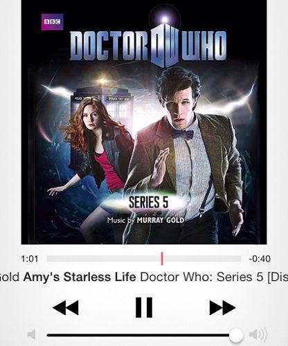 Эми' /></p>
<p>Возможно, на вашем iPhone уже есть несколько самых популярных треков, но просто нажмите «Выбрать песню» и выберите другую из своей музыкальной библиотеки.</p>
<blockquote>
<p><strong>Слово предупреждения:</strong> Ваша любимая песня может не остаться на первом месте, если она плохо связана с ранним вставанием. Тяжелые или агрессивные треки также не рекомендуются: они не будут казаться такими хорошими, когда они бьют в ваш мозг в 6 утра.</p>
</blockquote>
<p>Как насчет оркестрового номера, который начинается мягко и нарастает, чтобы постепенно вывести вас из глубокого сна? В противном случае есть приложение, которое будит вас, когда вы находитесь в фазе легчайшего сна, если вас это беспокоит</p>
<p>,</p><script data-noptimize=