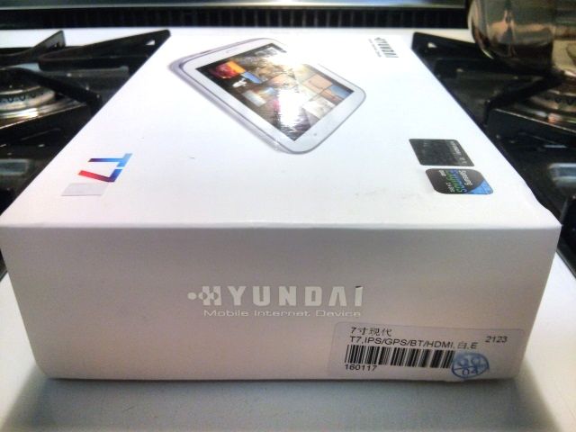 Сравнение таблеток: почему не стоит' /></p>
<p>Hyundai в Корее производит практически все, от телевизоров до подкомпонентов автомобилей — они являются одной из немногих компаний в мире, которая горизонтально и вертикально интегрирована. Тем не менее, он не продает таблетки. Несколько компаний-производителей незаконно продают планшеты под брендом Hyundai.</p>
<p>существовать.</p>
<h2>Размеры, ощущения и качество изготовления</h2>
<p>Hyundai T7 остается примерно на два-три миллиметра толще, чем Nexus 7. Он использует гладкий, белый, для фортепиано, белый пластиковый корпус с пластмассовой серебряной рамкой. И наоборот, Nexus завернут в черную матовую резиновую отделку. Ни один из этих дизайнов не так легко разобрать, хотя по сравнению с продуктом Apple, T7 является легкой прогулкой, в то время как Nexus 7 получил 7 баллов по ремонту от iFixit.</p><script data-noptimize=