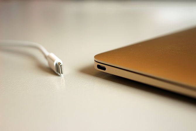 Apple Macbook с USB-портом Фото
