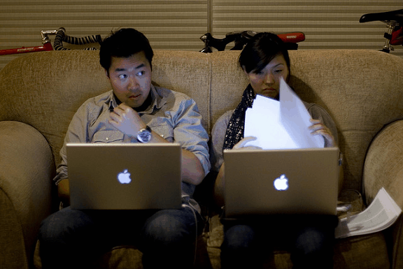 Это яблоко' /></p>
<p>Я знаю, что многие из вас ненавидят термин &laquo;фанат&raquo;, даже некоторые из моих коллег-писателей MakeUseOf. Но эти люди (к которым у меня есть только презрение), независимо от терминологии, используемой для их описания, являются ключом к будущему компании. Нравится или нет. Пока они продолжают покупать продукты Apple, Apple преуспеет. Но это далеко не гарантировано. Даже самые яростные сторонники компании или бренда могут отбросить их, как только появится лучший конкурент.</p>
<p>Если фанаты когда-нибудь настроятся против Apple, значит, игра окончена. Те, кто ненавидят Apple, не увидят свет внезапно. Те, кому в любом случае наплевать и будут покупать продукт, основанный не только на бренде, не купят Apple, если качество продуктов внезапно упадет. И это, следовательно, является ключом к тому, если и когда начнется скольжение Apple вниз.</p>
<h3>Товары</h3>
<p>Продукты всегда были ключом к успеху Apple. Когда компания производила дерьмо, компания страдала. Когда он увеличил свою игру, его судьбы взлетели. Таким образом, само собой разумеется, что продукты будут решающим фактором в отношении того, будет ли Apple продолжать расти, оставаться на плаву или начнет сокращаться до уровня, который был до того, как The Chosen One вернулся. Банкротство и все.</p>
<p>Инкрементальные улучшения, внесенные в его основной продуктовый ряд, — это нормально. IPhone, iPod, iPad, Mac и MacBook продолжат продавать без особых усилий со стороны компании. Но испытание наступает, когда нужен новый продукт.</p>
<p>Apple была на переднем крае потребительской электроники в течение последнего десятилетия. Может ли он сделать то же самое в течение следующего десятилетия без Джобса, который будет руководить компанией в определенном направлении, в котором, по его мнению, она должна идти?</p>
<p><noscript><img decoding=