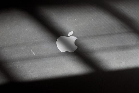 Это яблоко' /></p>
<h2>Заключение</h2>
<p>Я думаю, что Apple потерпит неудачу. В долгосрочной перспективе. Но так будет и с Microsoft. Это просто способ вещей. Хруст наступит через несколько лет, когда продвижение продукта Стива Джобса подходит к концу. Решения, принятые на тот момент с точки зрения руководства компании, создадут будущее для Apple. Положительно или отрицательно.</p>
<p>Если вы доверяете Кук, Айв и Шиллеру в принятии правильных решений, то неумолимое скольжение вниз будет остановлено еще на несколько лет. Если нет, то это уже началось, и это произошло на следующий день после окончания эры Джобса, и он навсегда простился с этим жестоким миром.</p>
<p>На какой стороне вы находитесь? Как вы думаете, Apple потерпит неудачу? Будет ли вам приятно видеть, что компания загорелась?</p>
<p><div class=