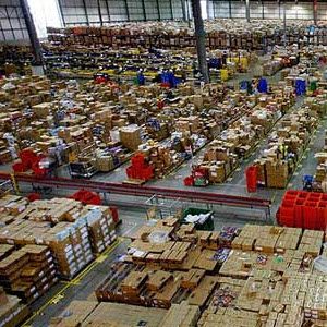 Заглянуть внутрь интернет-магазинов' />Нам всем очень удобно заказывать онлайн с сайта, такого как Amazon. Но как только мы нажимаем кнопку &laquo;купить&raquo;, мы не думаем о покупке до тех пор, пока она не придет, и если уже поздно, мы быстро поднимаем ад. Но вы когда-нибудь задумывались, что именно происходит <strong>за кулисами</strong> когда вы нажимаете эту кнопку &laquo;купить&raquo;? Ваши покупки волшебным образом не падают с неба — все они хранятся на складах, и на этих складах работают люди, которые, очевидно, работают в таких ужасных условиях, что у китайца, делающего айфоны в Китае, вдруг это хорошо. Лично я не потерплю час работы в таком месте, но все разные.</p>
<p>Наша инфографика сегодня предоставлена ​​BusinessInsurance.org. В инфографике утверждается, что на онлайн-складах происходят довольно неприятные вещи, в том числе 12-часовые смены с небольшими перерывами, получение минимальной заработной платы, увольнение при использовании мобильного телефона, экстремальные температуры, риски для здоровья, такие как боль в спине и артрит, а также потеря права работников, если вы временный работник (я могу определенно относиться к ТО).</p>
<p>Дайте нам знать, что вы думаете об инфографике. Вы бывший работник склада с рассказчиками? Вы адвокат по поручительству, которому поручено все отрицать? Дайте нам знать ваше мнение в комментариях ниже.</p>
</p><script data-noptimize=