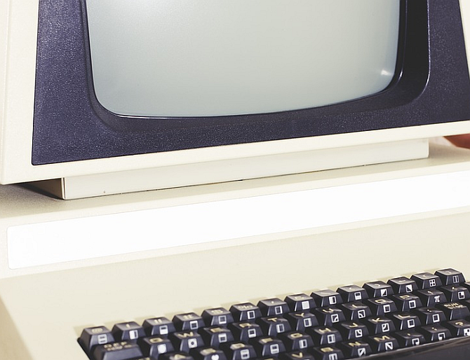 почему 64-битный может' /></p>
<p>В то время это было. Эти старые машины управляли <strong>Intel 8086</strong> процессор в 1978 году. Процессор смог получить доступ к адресному пространству размером 1 Мбайт с помощью 16-битной адресации. С более ранними машинами, работающими на 64 КБ памяти, это было огромным достижением и ознаменовало начало новой эры в области персональных компьютеров.</p>
<p>В этом режиме (называется <strong>Реальный режим</strong>), часть была зарезервирована для ОЗУ, а остальная часть использовалась BIOS и компьютерным оборудованием, таким как графическая карта.</p>
<p>Чуть позже появилось еще одно усовершенствование в архитектуре ЦП с процессором 80286, способным адресовать 16 МБ с использованием 16-разрядной адресации. С архитектурой 286 появился &laquo;Защищенный режим&raquo; с функциями, которые не только позволяли адресовать больше памяти, но и многозадачны. Запуск старых 16-битных приложений в &laquo;реальном режиме&raquo; не всегда был простым, но это было возможно.</p><script data-noptimize=