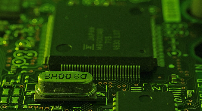 почему 64-битный может' /></p>
<p>Наряду с появлением 32-битной архитектуры вышла расширенная версия <strong>Защищенный режим</strong> это не только позволяло получить доступ к большему объему памяти, но и включало в себя набор функций, позволяющих программному обеспечению помечать систему как для 16-битного, так и для 32-битного кода. Это стало возможным благодаря тому, что известно как <strong>Виртуальный 86 режим</strong>, по сути, это была встроенная виртуализированная система 8086.</p>
<p>Как вы можете видеть, от одной эволюции архитектуры ЦП к следующей, и аппаратное обеспечение (программирование ЦП), и программное обеспечение (операционные системы и приложения) обеспечивали обратную совместимость для всех тех пользователей, у которых все еще было очень старое программное обеспечение, которое они хотели запустить. Для отдельных пользователей компьютеров это было полезно, но для многих корпораций и малых предприятий это было важно для устаревших систем.</p>
<h3>64-битная архитектура все испортила</h3>
<p>Ограничение в 4 ГБ адресуемой памяти оставалось опорой для 32-битных систем в течение многих лет. Однако с изобретением 64-битных процессоров произошел еще один прорыв. Эти системы включили новый режим (известный как <strong>Длинный режим</strong>) способен обрабатывать до 16 миллионов терабайт памяти. Вероятно, пройдет много времени, прежде чем это станет ограничивающим фактором для компьютерных приложений.</p>
<p>Тем не менее, с этим огромным прогрессом пришел значительный компромисс. Когда пользователи пытались запустить 16-разрядные приложения, для которых требовался давно поддерживаемый &laquo;реальный режим&raquo; или &laquo;виртуальный режим 8086&raquo;, они обнаружили сообщение об ошибке &laquo;Program.exe не является допустимым приложением Win32&raquo;.</p>
<p><noscript><img decoding=