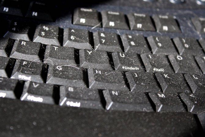 Грязная клавиатура ноутбука