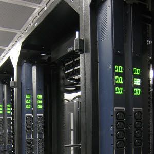 Внутри 5 Америки' />Поскольку Интернет отнимает все больше и больше нашей повседневной жизни и все больше данных направляется в облако, большие центры обработки данных становятся необходимостью для обработки всей этой информации и веб-пространства. Прошли те дни, только текстовые страницы. Сегодня у нас много интерактивных страниц, посвященных предприятиям, требующим гарантированного круглосуточного безотказной работы. Чтобы гарантировать бесперебойную работу, компаниям, занимающимся веб-хостингом, пришлось вкладывать гораздо больше денег в свои дата-центры.</p>
<p>Наша инфографика сегодня предоставлена ​​Wikibon.org. Он дает хорошее представление о 5 крупнейших центрах обработки данных в Соединенных Штатах, крупнейшим из которых является технологический центр Lakeside в Чикаго, которому для его работы требуется 50 дизельных генераторов, и второй по величине потребитель электроэнергии после аэропорта О’Хара. У Microsoft есть свой собственный, который поддерживает Bing, XBox Live и Hotmail, а третий по величине в Атланте принимает Twitter.</p>
<p>Но что меня удивляет, так это полное отсутствие Google в этой инфографике. Где их дата-центры? Разве они не входят в топ-5? Есть идеи? Если это так, дайте нам знать в комментариях ниже.</p>
<p><noscript><img decoding=