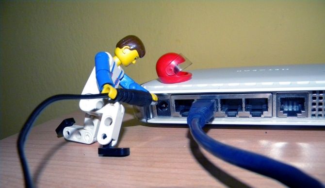 LEGO человек, работающий на маршрутизаторе