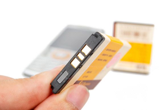 Как сделать свой телефон' /></p>
<p>Несколько лет назад я был убежден, что время от времени полная разрядка аккумулятора — это лучший способ продлить срок службы силового элемента — однако с тех пор я узнал, что это не так. Вместо этого, избегая полной разрядки и регулярной зарядки, очевидно, лучший способ продлить работу батареи.</p>
<p>Однако это не означает, что вы не должны полностью разряжать аккумулятор каждые несколько месяцев. Это позволяет аппаратному устройству перекалибровать емкость, тем самым гарантируя, что на вашем смартфоне отображается правильный заряд.</p>
<p>Интересно, что температура будет влиять на время автономной работы; даже случайное использование в жарких условиях разряжает батарею быстрее…</p>
<h2>Собственные советы и рекомендации по поддержанию заряда аккумулятора</h2>
<p>Разработчики операционных систем для мобильных телефонов предоставляют различные способы, позволяющие увеличить время между зарядками.</p>
<p>К сожалению, это означает компромисс с функциональностью.</p>
<p>Самое очевидное, что нужно сделать, это убедиться, что ваш экран настроен на отключение через определенное время, которое не используется — возможно, через 30 секунд или минуту. Вы также можете отключить режим вибрации телефона и любую обратную связь, разработанную, чтобы помочь вам определить, когда были нажаты программные кнопки.</p>
<p><noscript><img decoding=