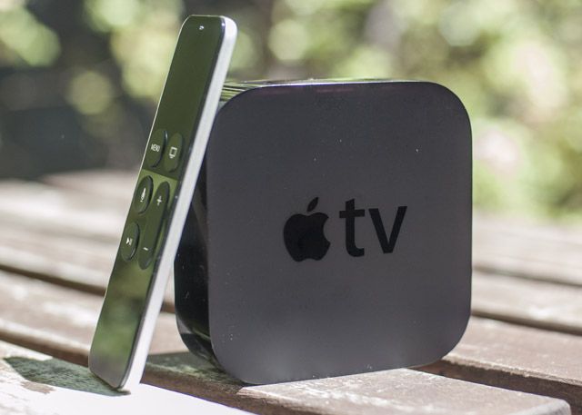 Apple TV и пульт на столе