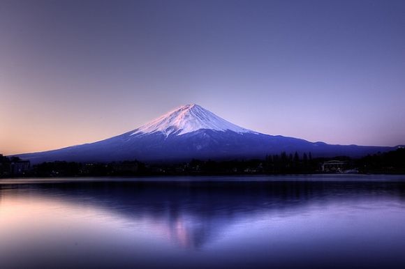 Это' /></p>
<p>Старайтесь не поддаваться желанию поднять все до 11. Рассмотрите свой выстрел первым. Люди обычно выглядят немного чуждо в HDR, и если на изображении появляются ореолы (светящиеся края, где были смешаны экспозиции), то есть вероятность, что вы зашли слишком далеко.</p>
<p>Лучшие снимки HDR, которые я видел, не были очевидными тонированными изображениями, и, таким образом, на первый взгляд не показывали «HDR w00t!». Просто говорю…</p>
<h2>Заключение</h2>
<p>HDR — это методика, предназначенная для создания сбалансированных, равномерно экспонированных изображений. К сожалению, это было сделано до смерти, и большую часть времени больно смотреть. Конечно, это мое мнение, и мы хотели бы услышать, что вы скажете в комментариях.</p>
<p>Как вы думаете? Удивительная аккуратная техника или сделанная до смерти? Вы используете HDR?</p>
<p>Авторы изображения: плоттер, фокусное намерение, D700 + 24 мм f1.4G от Fried Toast, правило третей от fd, Rainbow Fuji (натуральный HDR) от Starfires</p>
<p><div class=