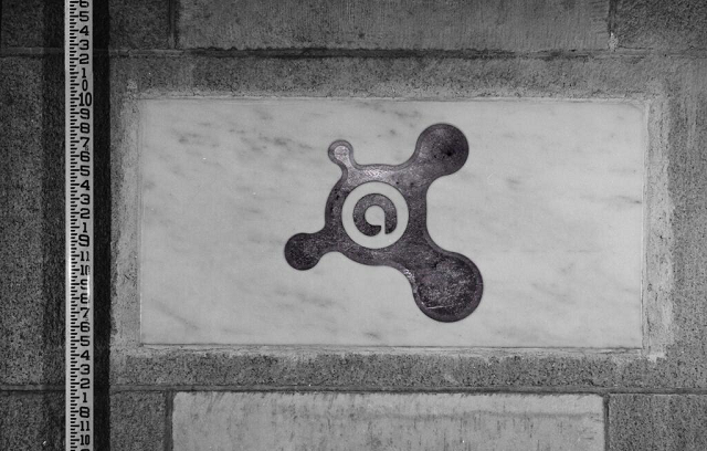 стой-черно-белый