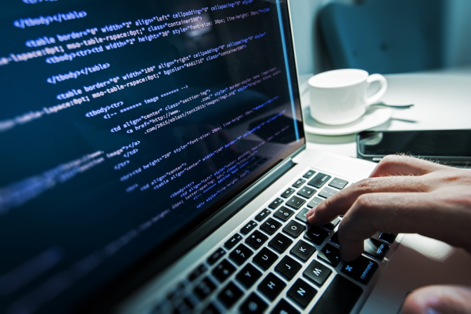 Макрофотография HTML на экране ноутбука