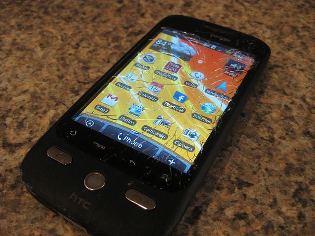 Сломанный использованный смартфон