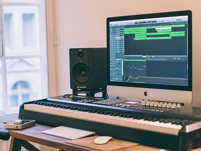 Вы' /></p>
<p>Мне нравится простая настройка, учитывая то, как я сочиняю, мне не нужно много оборудования, микшерных плат и подвесного оборудования.</p>
<p>Я использую 27-дюймовый iMac с мониторами M-Audio BX5 через</p>
<p>хип-хоп технарь. Или, если вам нравится читать о художниках в целом, вы должны проверить наше интервью с всемирно известным 3D-художником Рафаэлем Гарсетти</p>
<p>,</p>
<p><div class=