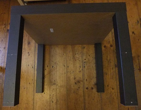 Как построить дешевый постоянный стол из Ikea, и что это' /></p>
<p>Я подобрал комплект винтов FIXA, когда был в Ikea, но у большинства из вас, вероятно, уже есть четыре винта, необходимые для крепления кронштейнов к боковому столу дома, ожидающего использования. Вам также понадобится дрель или, по крайней мере, что-нибудь, чтобы пробить отверстие в ножках LACK, чтобы дать винтам то, к чему нужно стремиться.</p>
<p>Прикручивать полку к кронштейнам совершенно необязательно, и я решил не делать этого, чтобы дать себе максимальную возможность отрегулировать установку так, как я счел нужным. Вместо этого я просто кладу шарик клейкой замазки под полку, где она соприкасается с обоими кронштейнами, чтобы выровнять его и удерживать примерно на месте. Это устраняет шаг в процессе, если вы хотите затем переместить положение скобок, а также облегчает перемещение стола со стола, если вы хотите вернуться к сидению.</p>
<p><noscript><img decoding=