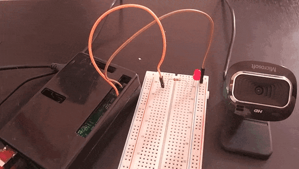 Голос активировал светодиод.