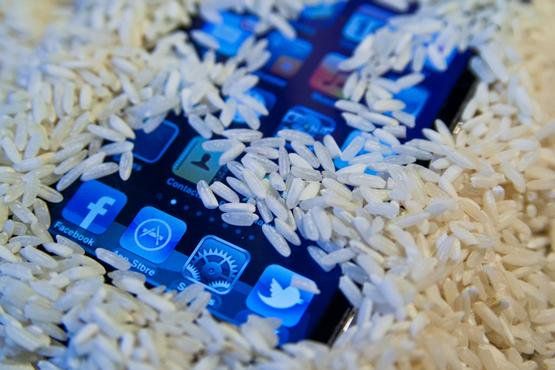 Высушите свой iPhone с сырым рисом