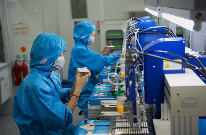 Линия по производству электроники на китайской фабрике