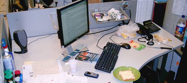 Грязный компьютерный стол